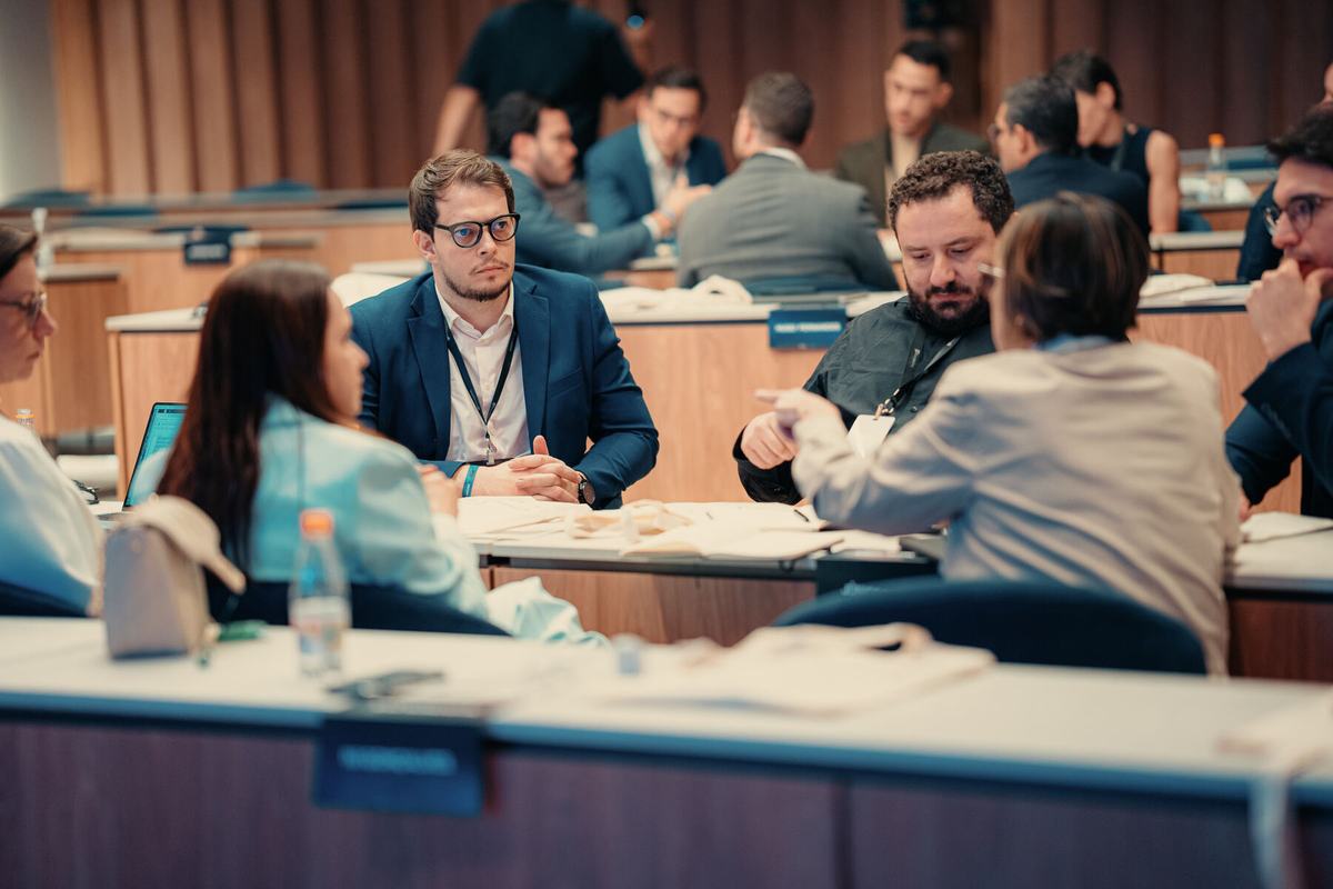 Trabalho em grupo nas mesas do auditório