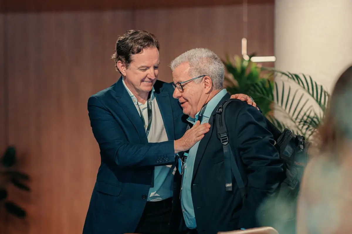 Abraço entre dois médicos no evento