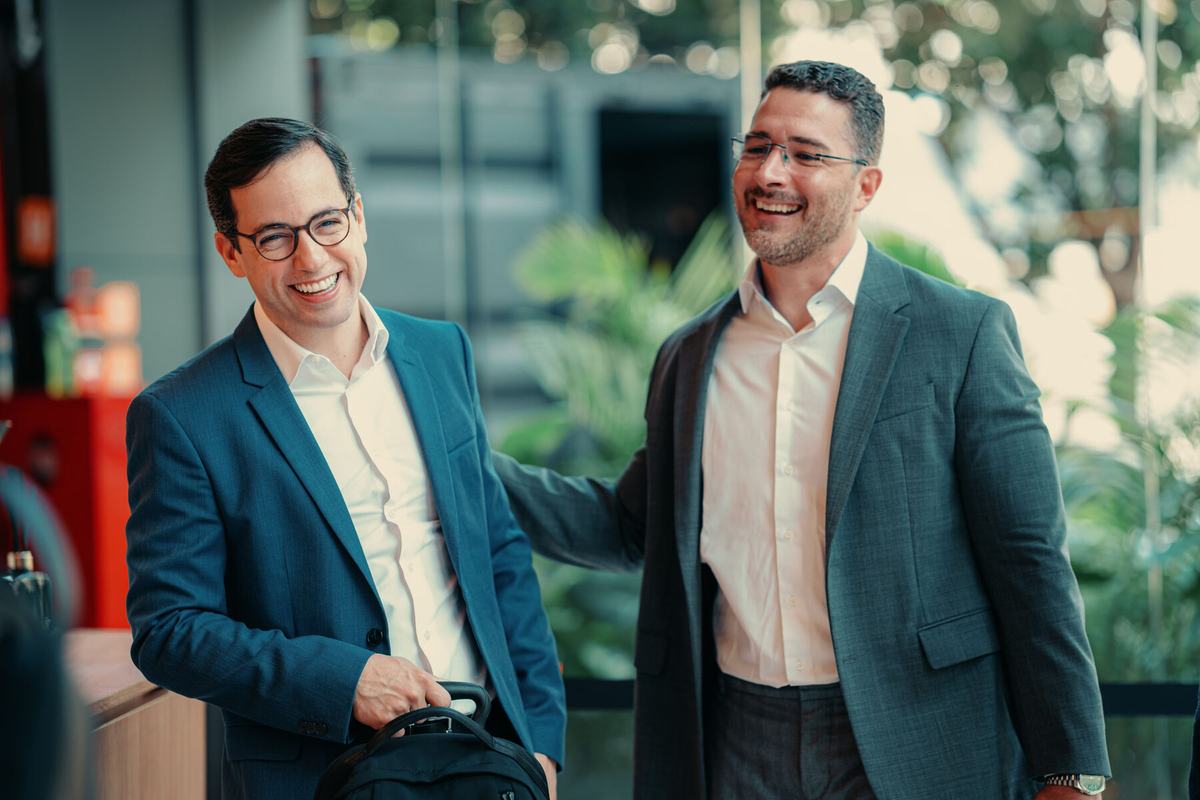 Dois participantes rindo durante o intervalo