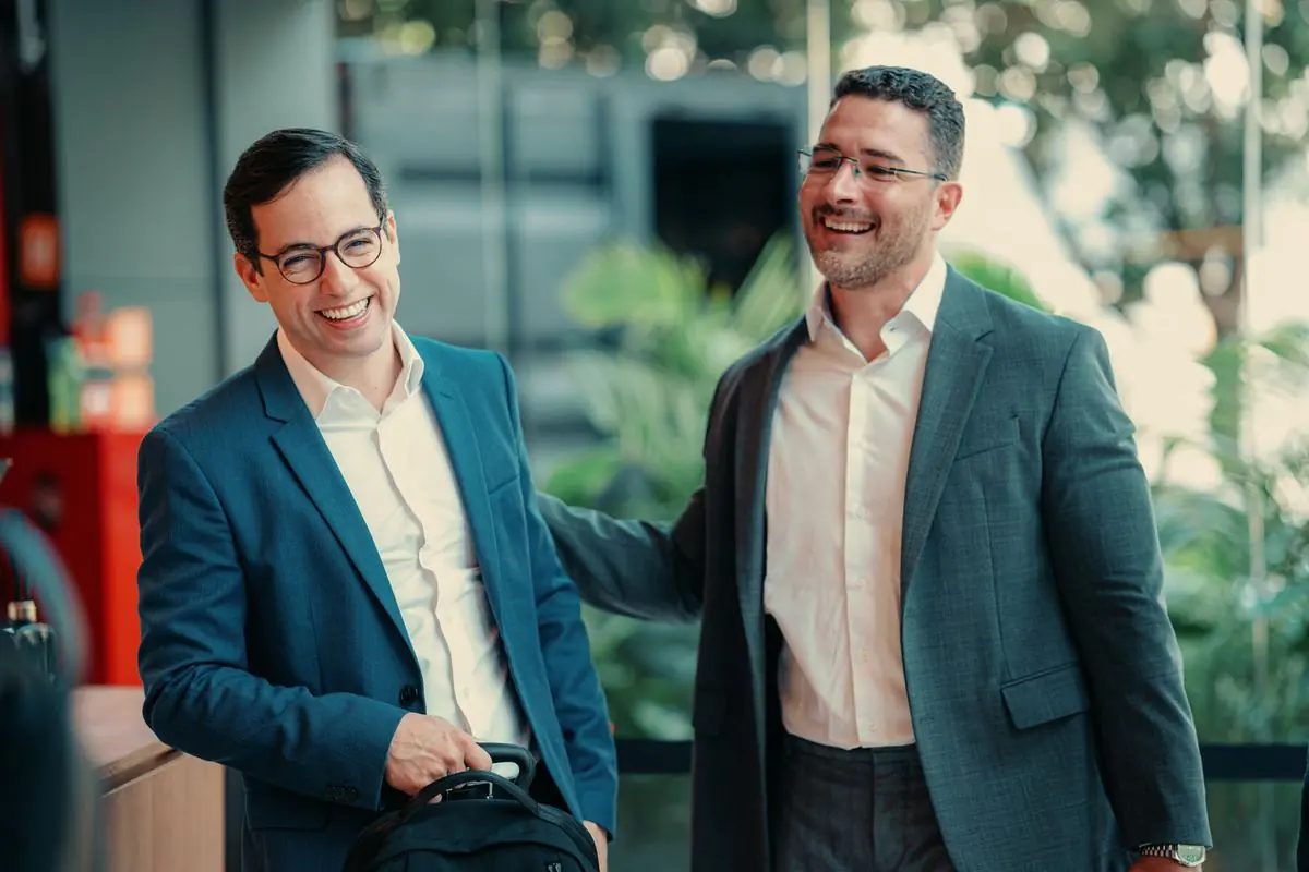 Dois participantes rindo durante o intervalo