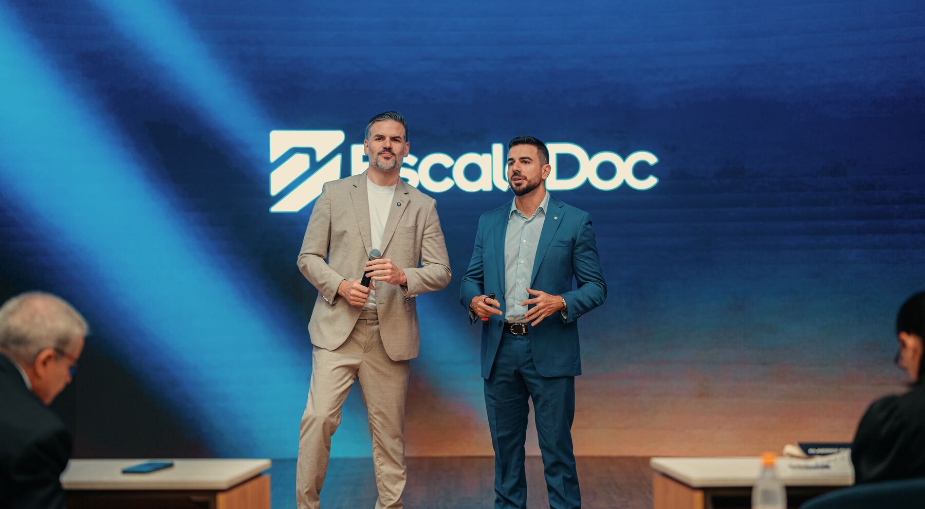 Dr. Guilhermino Nogueira e Dr. Marcelo Protásio no palco do EscalaDoc Experience, em São Paulo