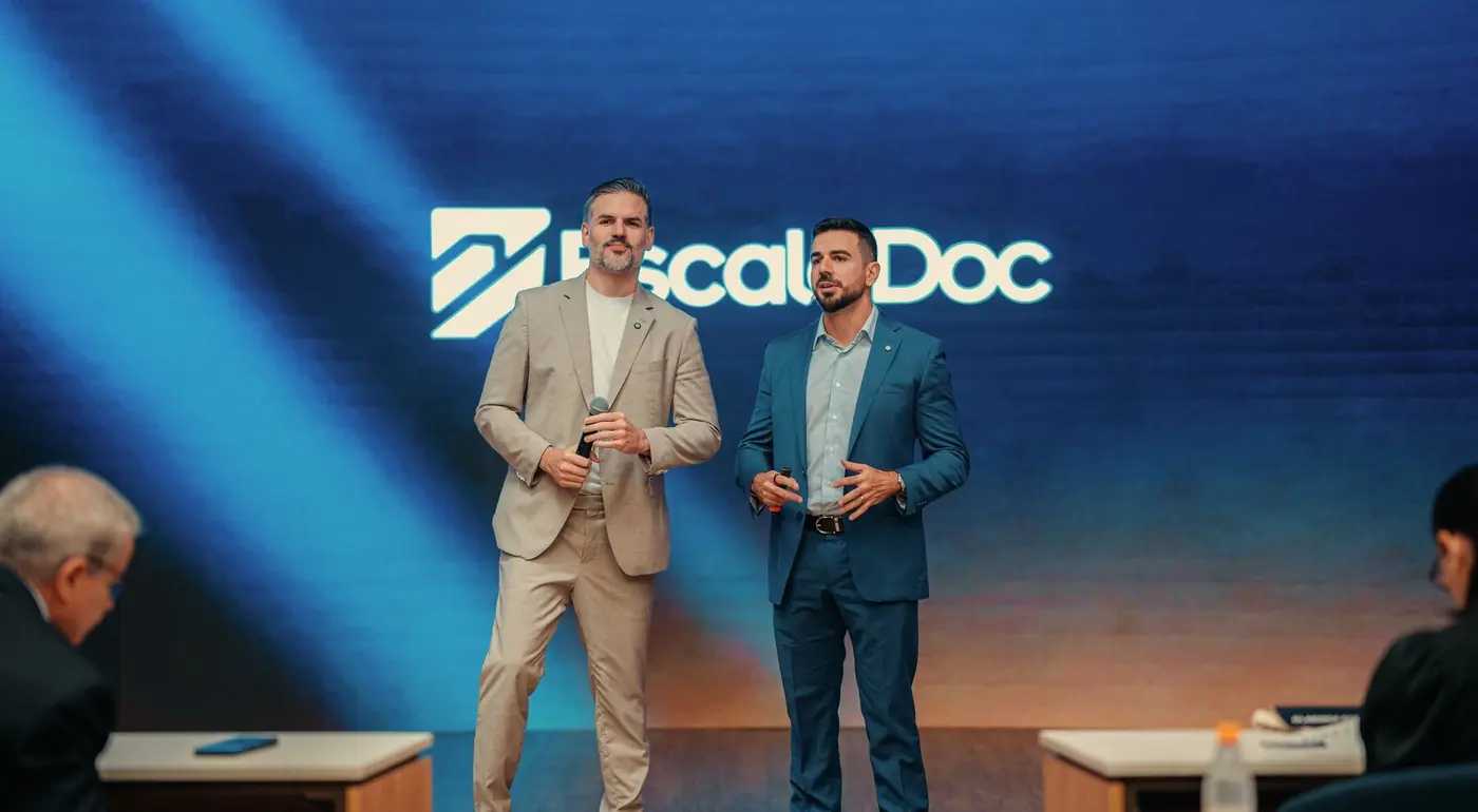 Dr. Guilhermino Nogueira e Dr. Marcelo Protásio no palco do EscalaDoc Experience, em São Paulo