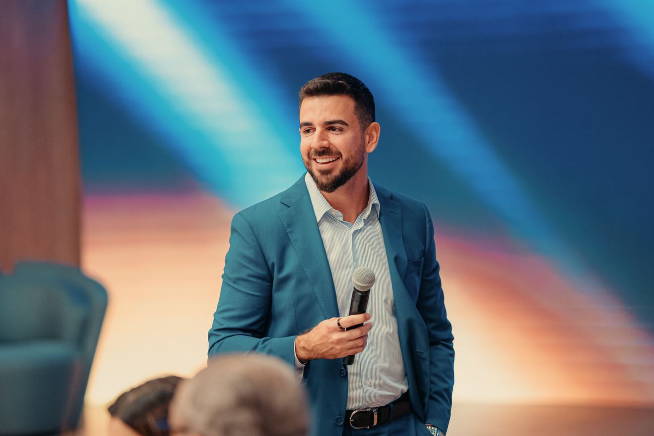 Dr. Marcelo Protásio com o microfone na mão durante o EscalaDoc Experience