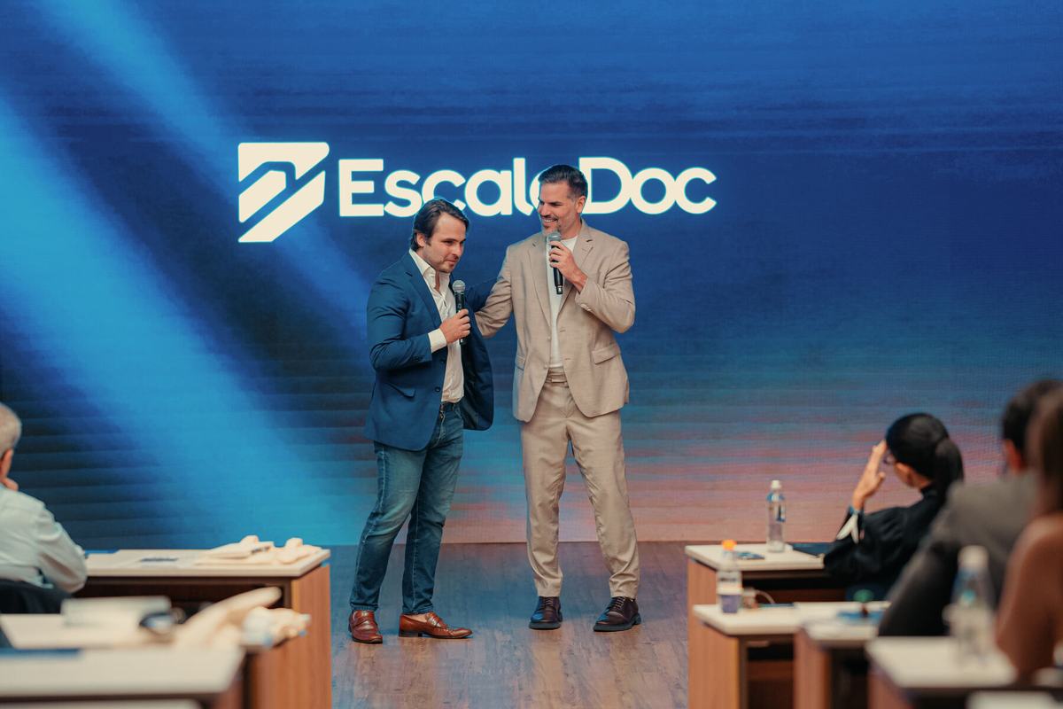 Os dois mentores no palco
