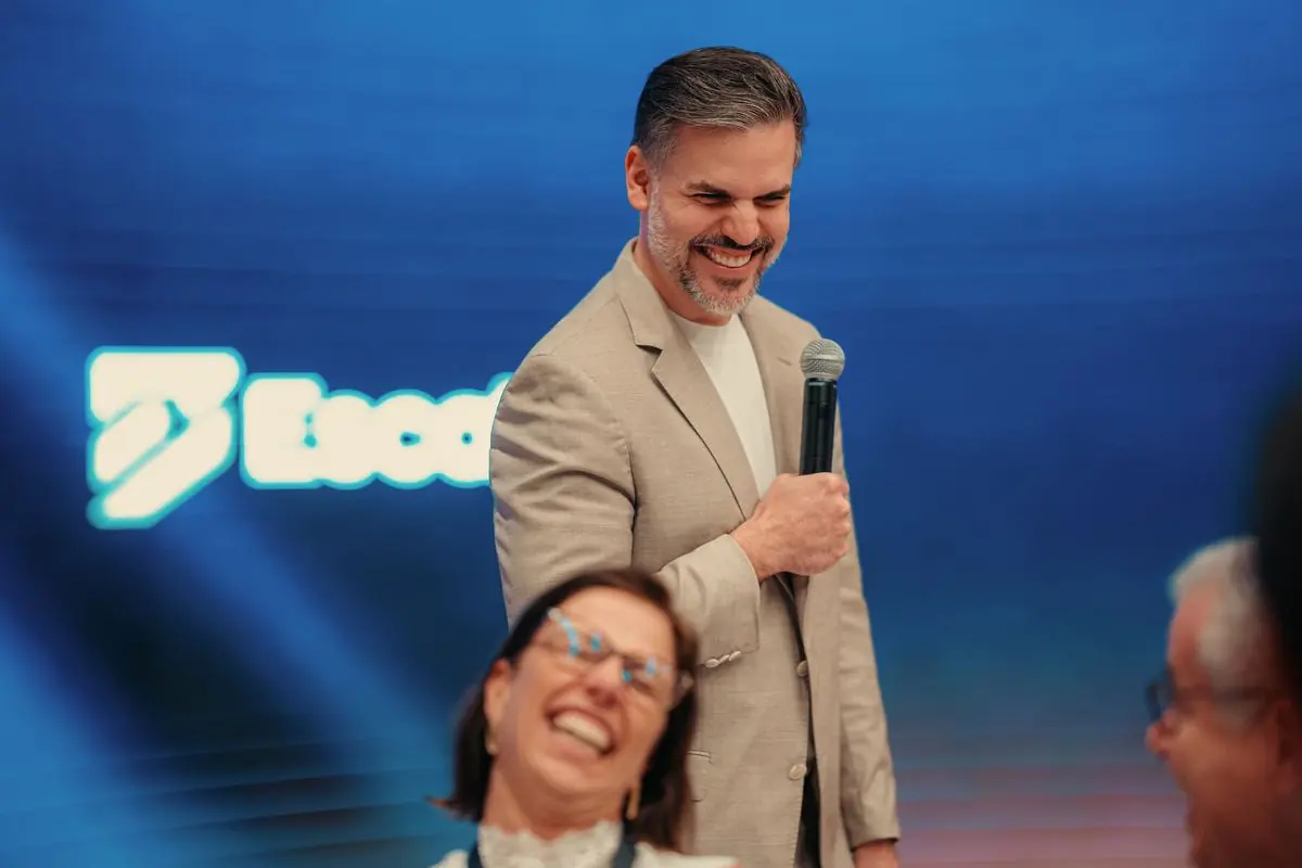 Dr. Guilhermino sorrindo durante a palestra