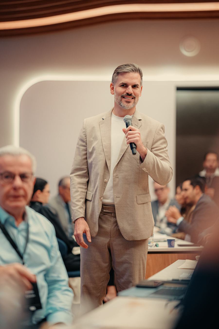 Dr. Guilhermino circulando entre as mesas com o microfone