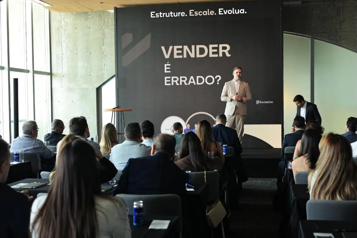 Auditório lotado em Recife durante a palestra Vender é errado