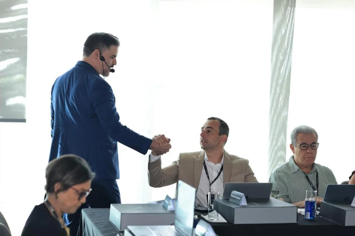 Dr. Guilhermino cumprimentando um mentorado durante o evento em Recife