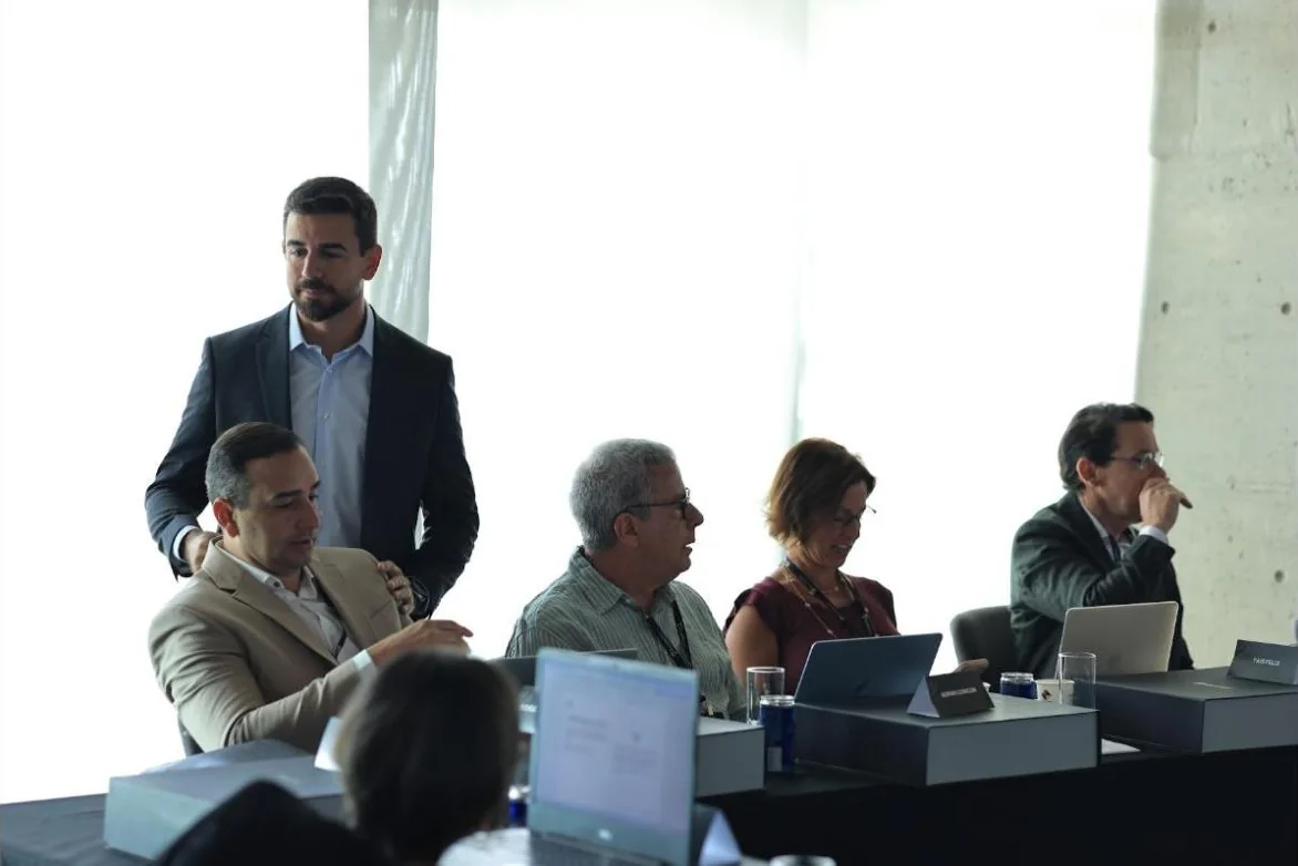 Dr. Marcelo conversando com mentorados à mesa, em Recife