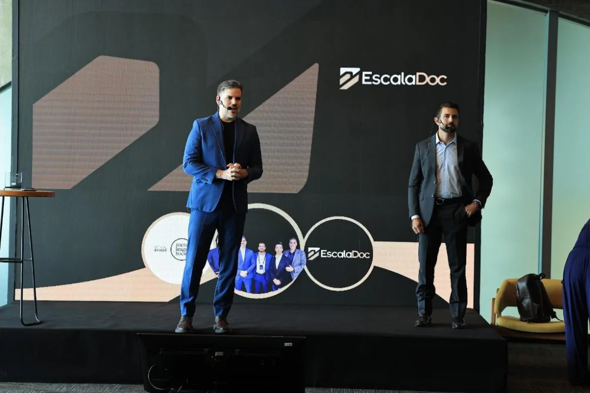 Os dois mentores no palco do evento em Recife